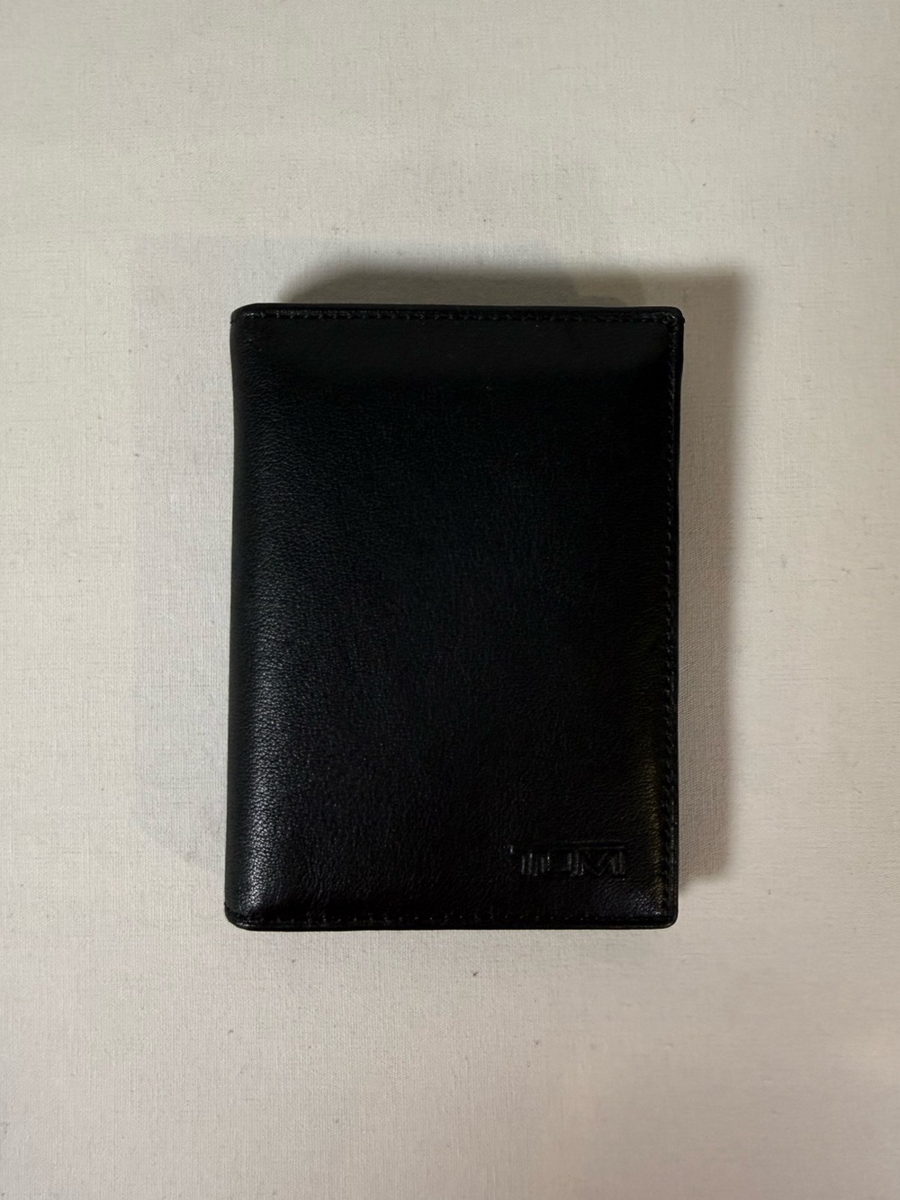 Like New Tumi Delta Leather L Fold Wallet